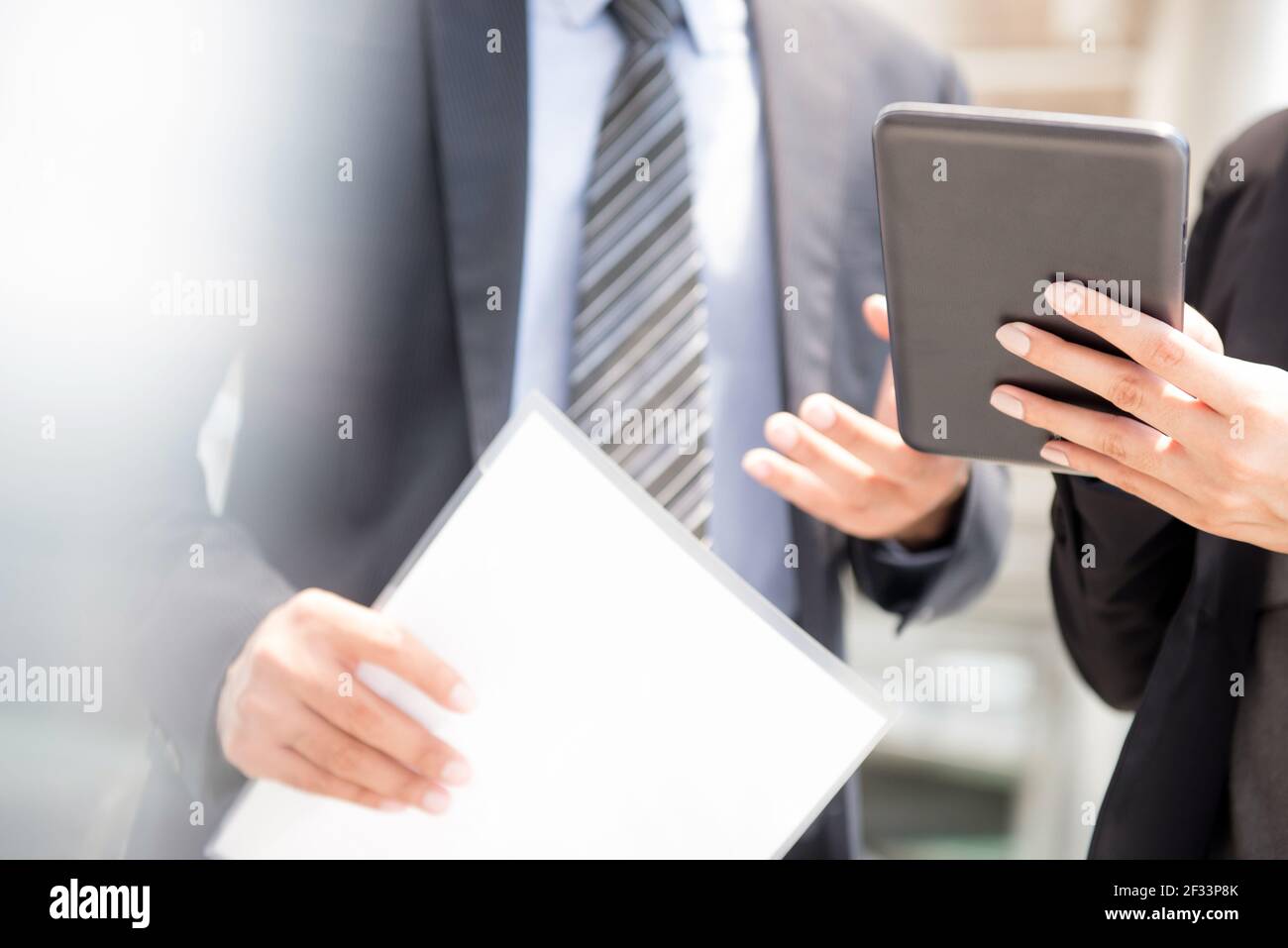 Geschäftsmann und Geschäftsfrau mit Tablet-pc Stockfoto