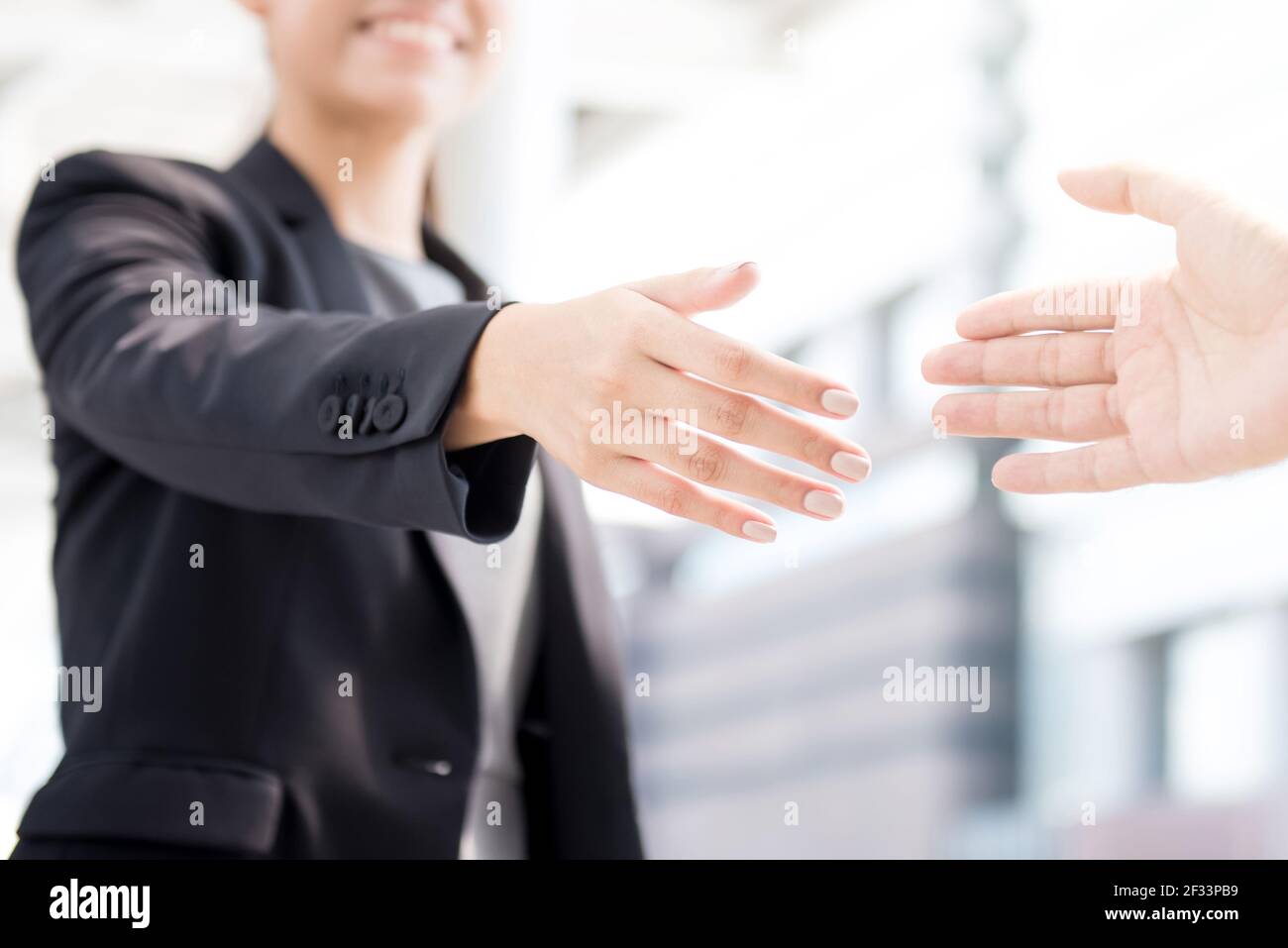 Geschäftsfrau gehen, um Handshake mit einem Geschäftsmann -Begrüßung, Umgang, Fusion und Übernahme Konzepte zu machen Stockfoto