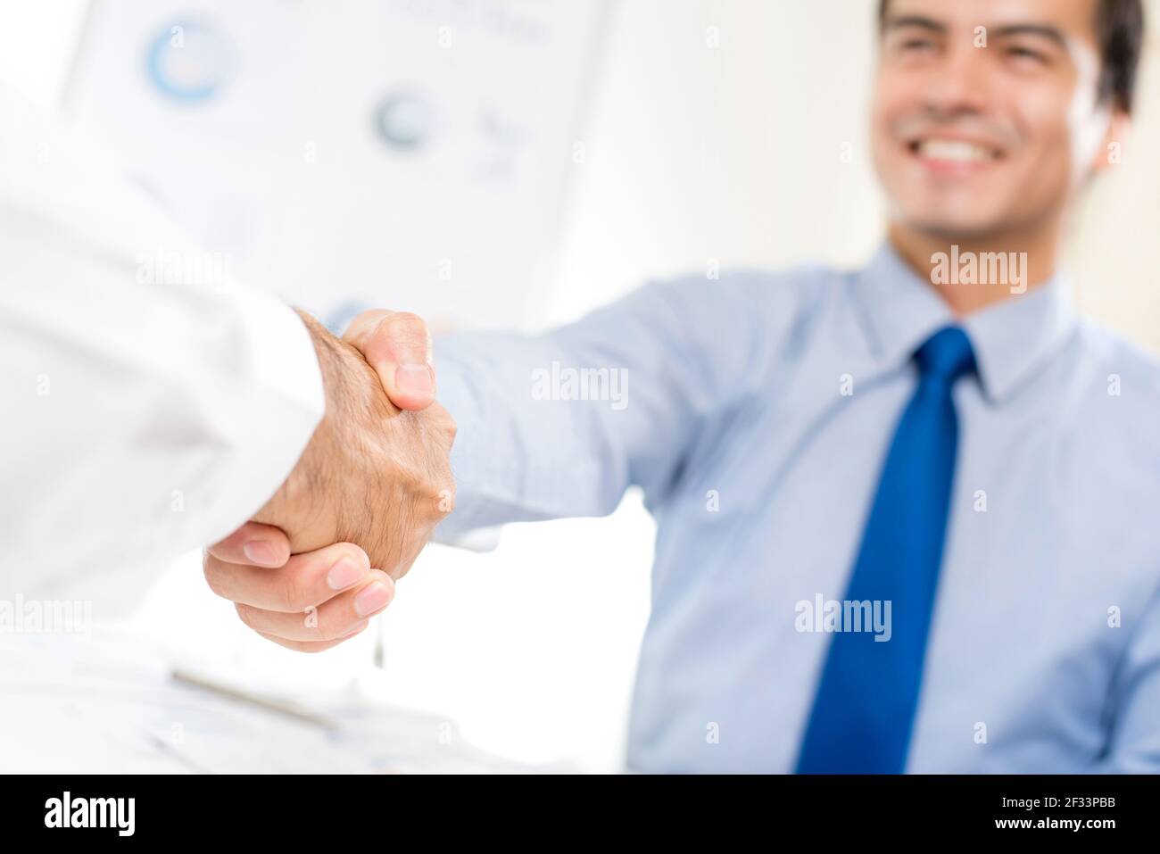 Geschäftsleute machen Handshake - Partnerschaft, Begrüßung, Fusion und Übernahme Konzepte Stockfoto