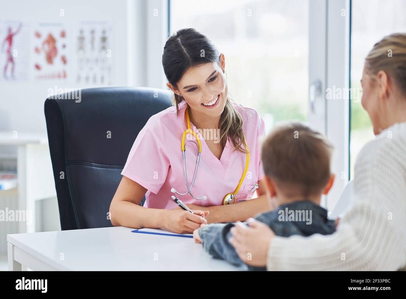 Kleiner Junge mit ärztlicher Untersuchung durch Kinderarzt Stockfoto