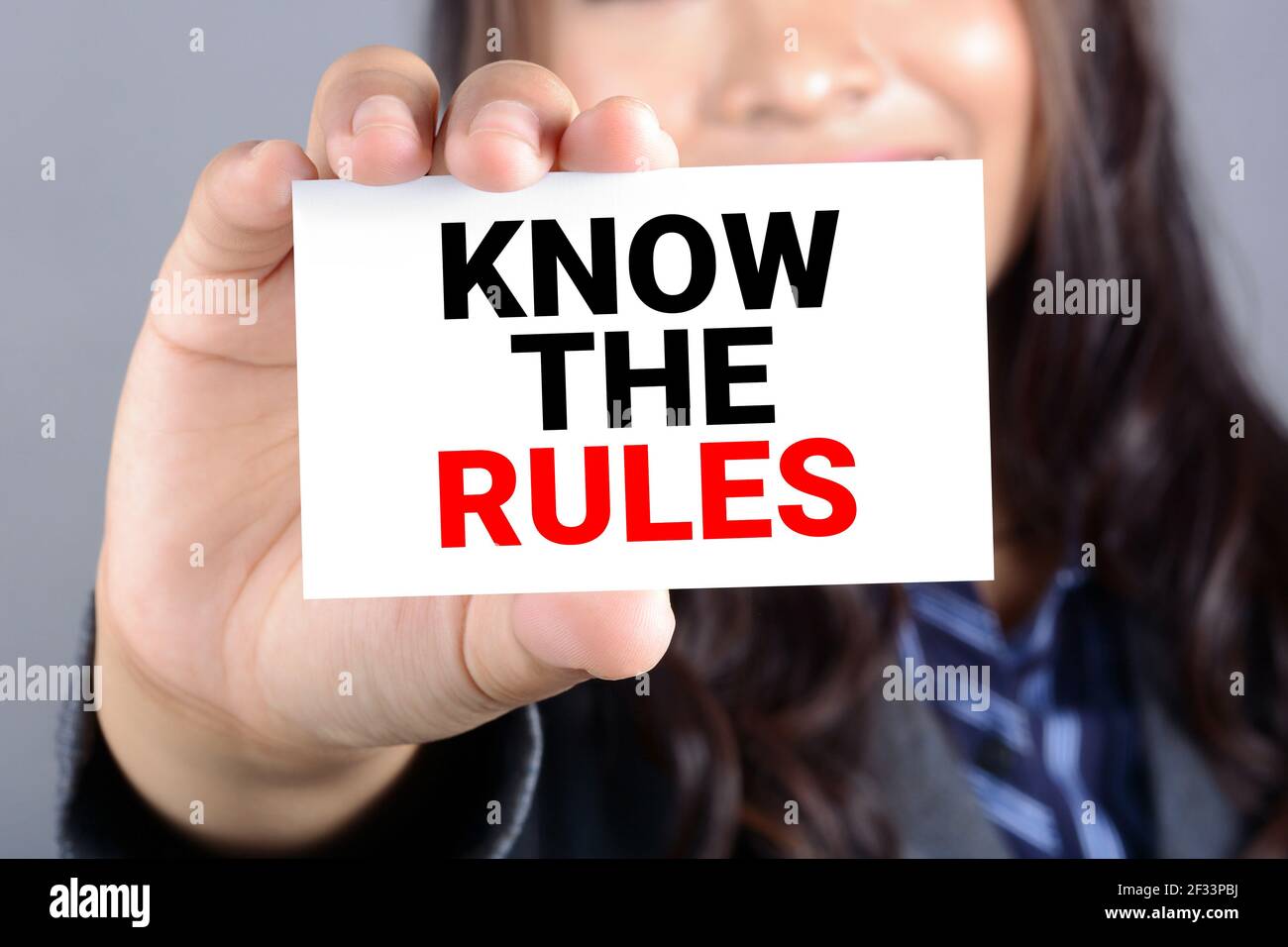 KENNEN SIE DIE REGELN, Botschaft auf der Karte von einer Geschäftsfrau gezeigt Stockfoto