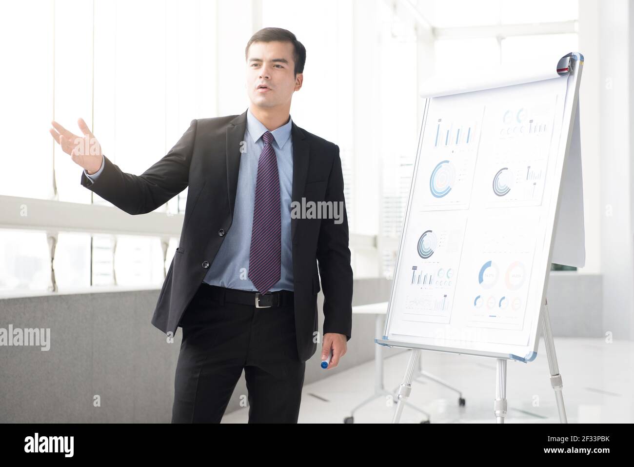 Junger Geschäftsmann als Meeting Leader präsentiert seine Arbeit Stockfoto