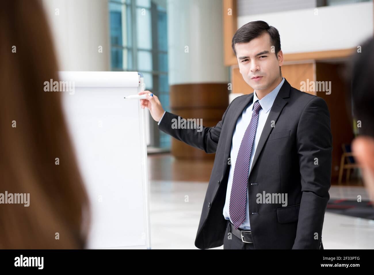 Junger Geschäftsmann als Meeting Leader präsentiert seine Arbeit Stockfoto
