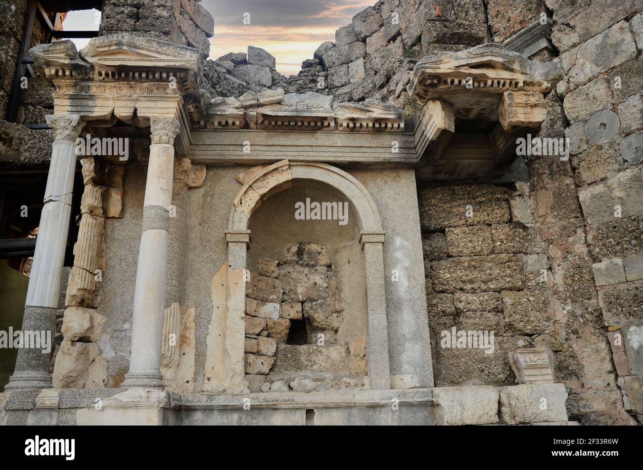 Ruinen der antiken Stadt Side; Säulen, Säulenköpfe, antike Brunnen und Steindekorationen. Side Manavgat Antalya Türkei. Unter dem wolkigen Himmel. Stockfoto