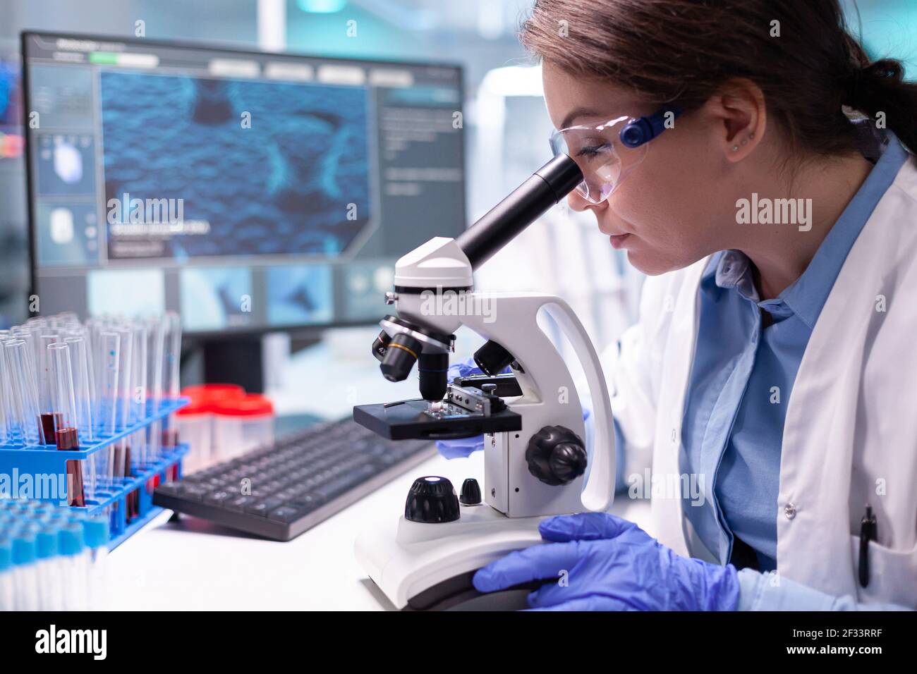 Pharmazie Wissenschaftler arbeiten mit professionellen Mikroskop in Technologie-Labor. Modernes Labor mit Forschungsgeräten für Virusstudien und Impfstoffforschung Stockfoto