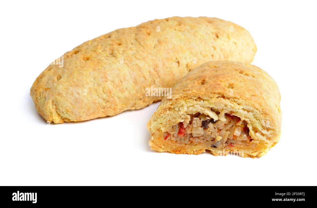 Mürbeteigkuchen mit gedünstetem Kohl isoliert. Stockfoto