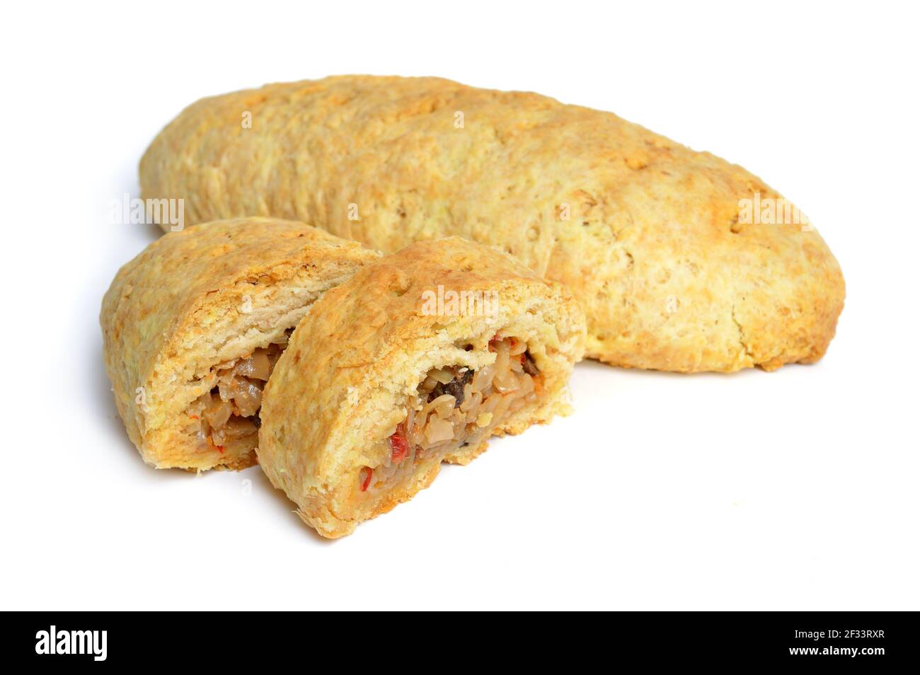 Mürbeteigkuchen mit gedünstetem Kohl isoliert. Stockfoto
