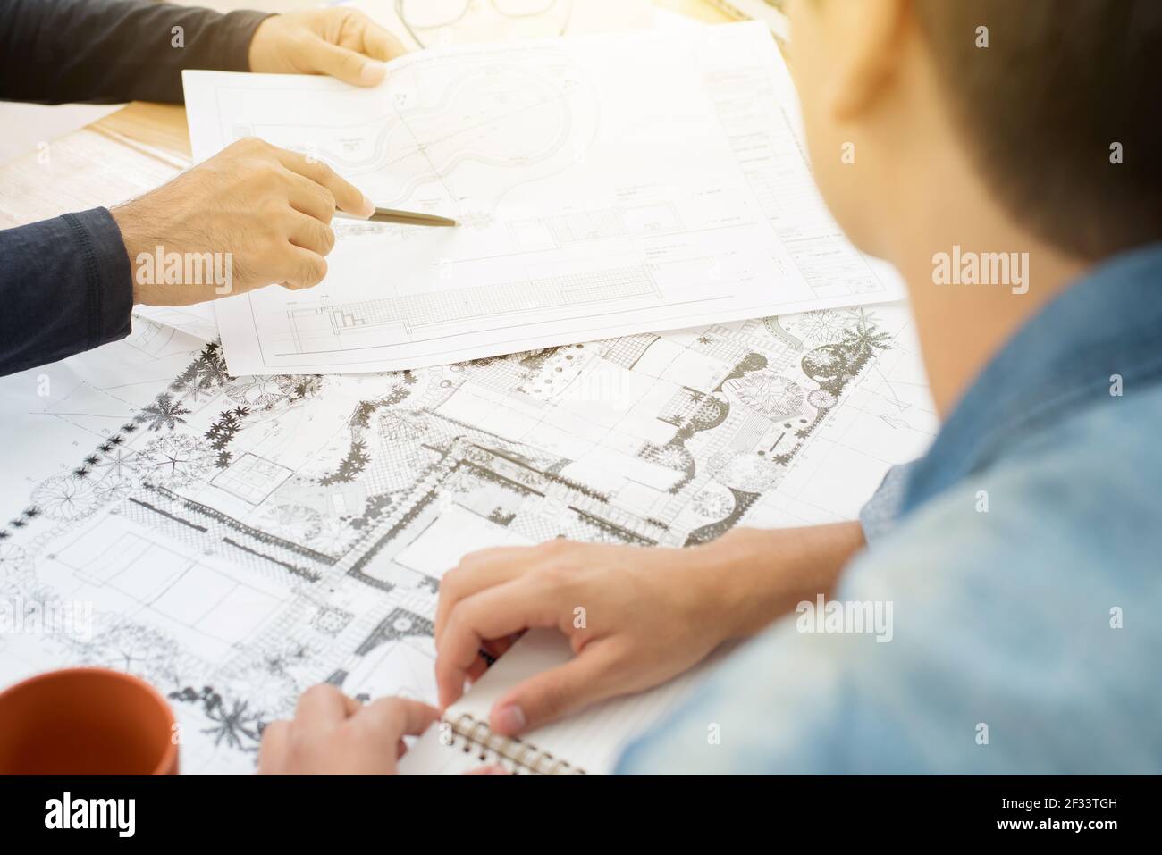 Architekten (Landschaftsarchitekten) diskutieren Baupläne Stockfoto