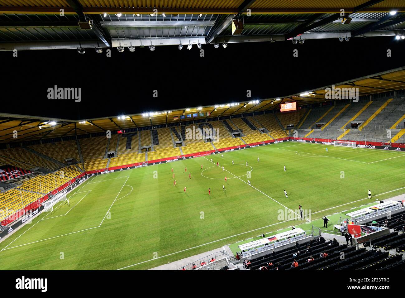 Fussball, Frauen-Nationalmannschaft, LŠnderspiel, Testspiel, Three Nations. Ein Tor, Tivoli Aachen, Deutschland (weiss) - Belgien (rot) 2:0, †bersich Stockfoto