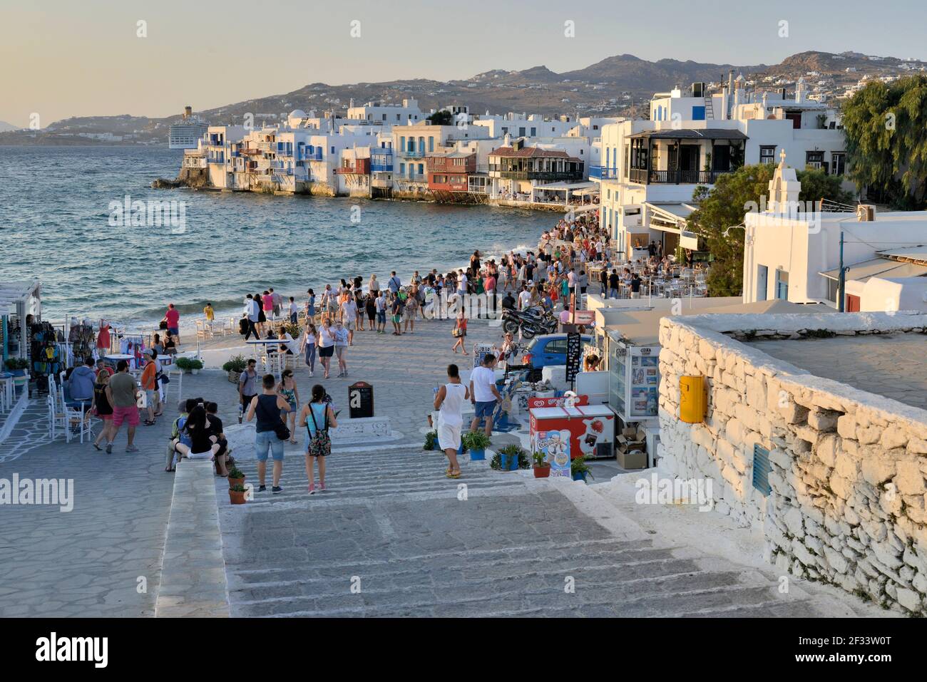 Geographie / Reisen, Griechenland, Touristen beobachten den Sonnenuntergang in Little-Venice, Chora oder Mykonos-Stadt, Myko, Additional-Rights-Clearance-Info-not-available Stockfoto