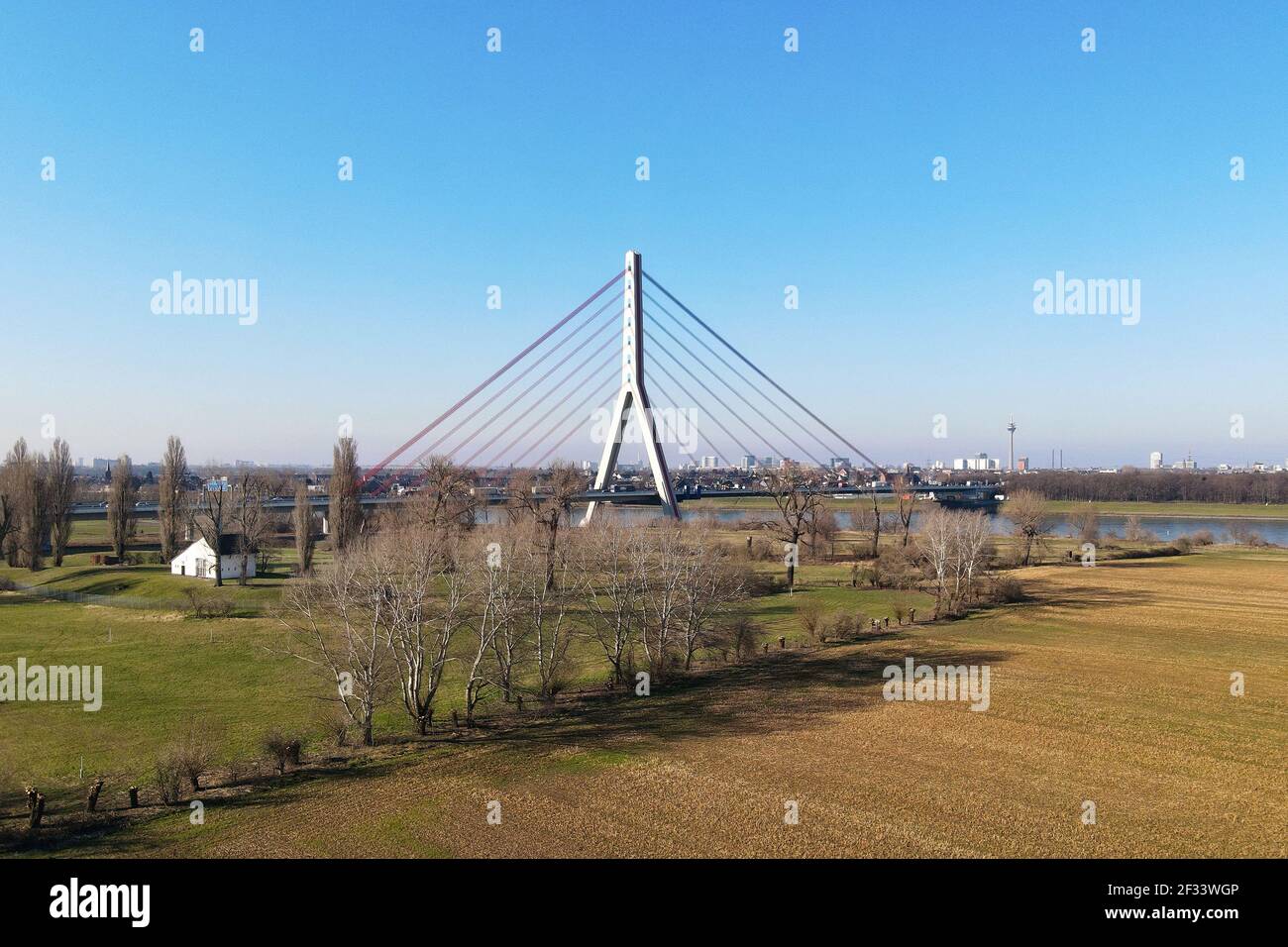Fleher Brücke, auch Rheinbrücke Düsseldorf-Flehe genannt, zwischen Düsseldorf und Neuss ist eine Autobahnbrücke (A46) über den Rhein. Stockfoto