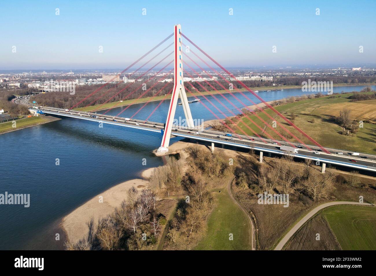Fleher Brücke, auch Rheinbrücke Düsseldorf-Flehe genannt, zwischen Düsseldorf und Neuss ist eine Autobahnbrücke (A46) über den Rhein. Stockfoto