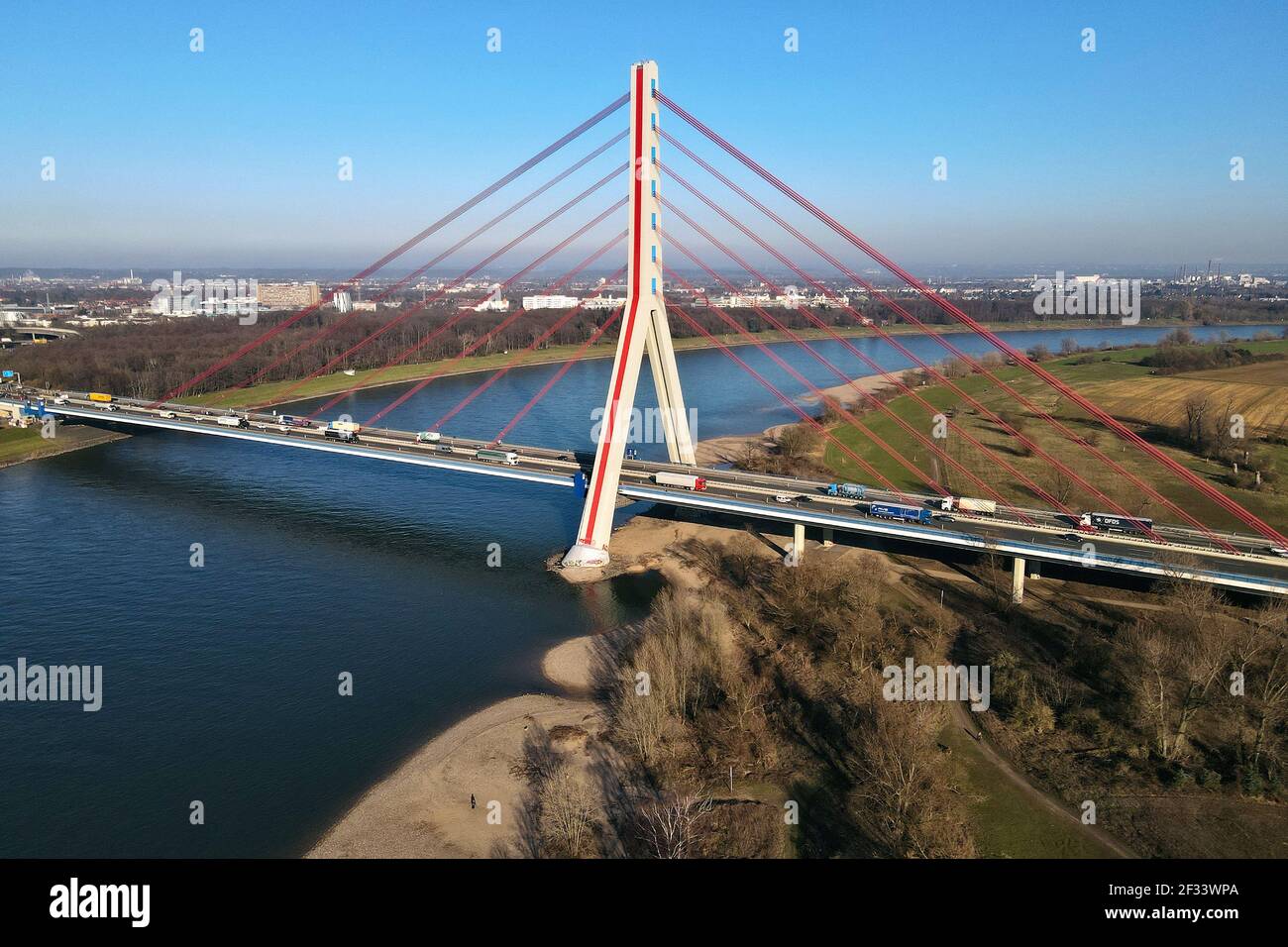 Fleher Brücke, auch Rheinbrücke Düsseldorf-Flehe genannt, zwischen Düsseldorf und Neuss ist eine Autobahnbrücke (A46) über den Rhein. Stockfoto