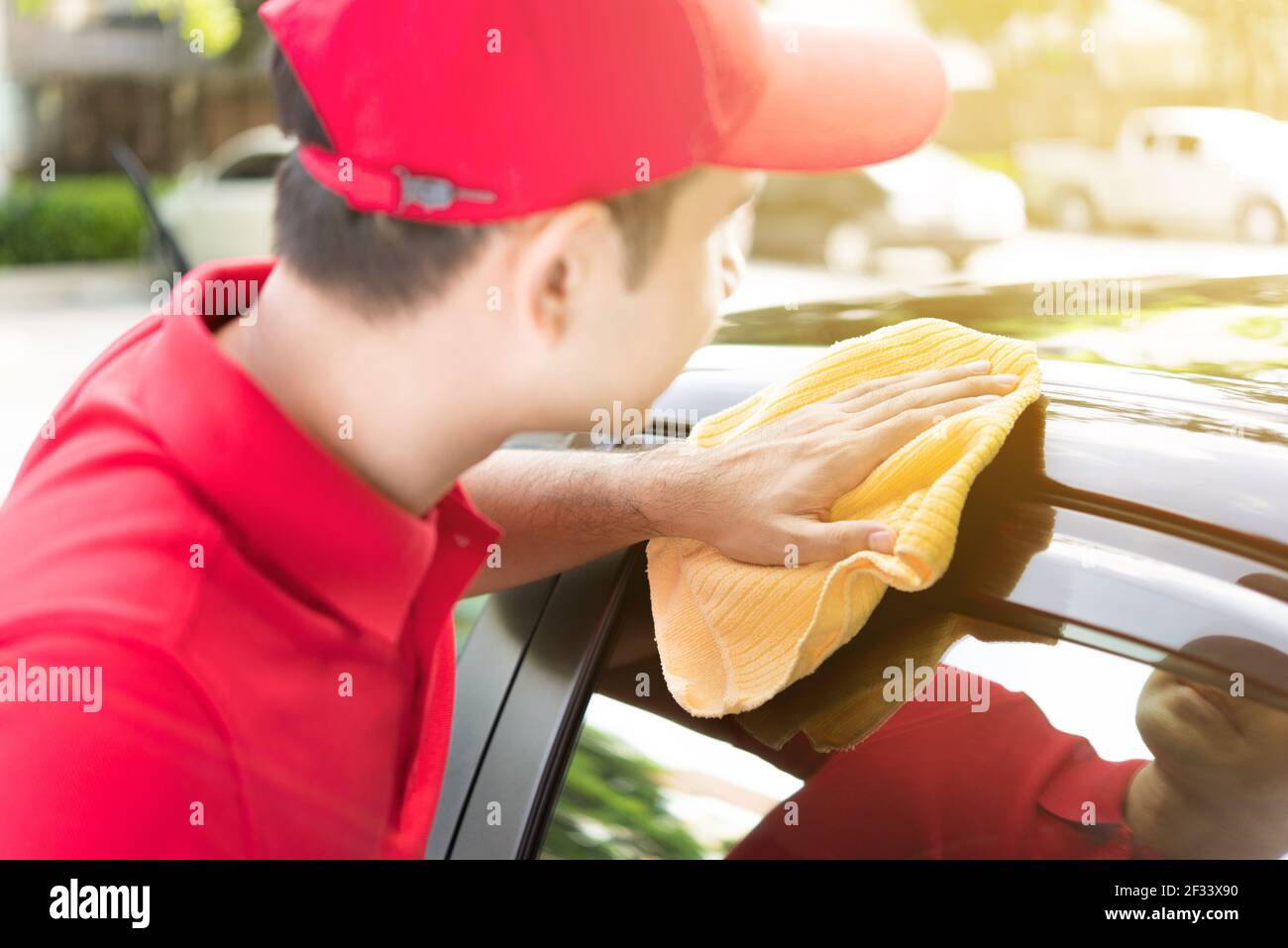 Ein Mann Reinigung Auto - Auto Detaillierung und Valeting Service Konzept Stockfoto