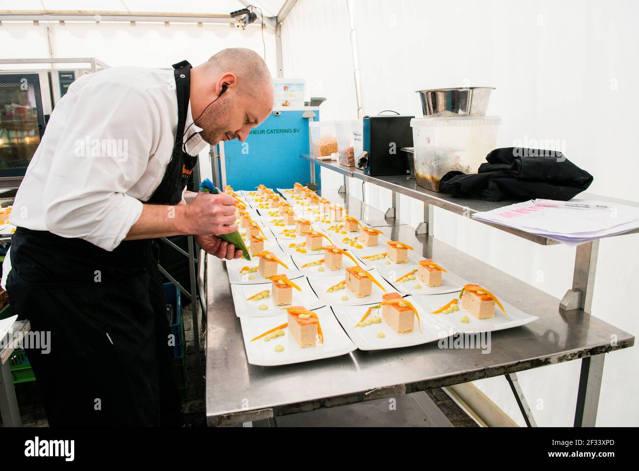 Tilburg, Noord-Brabant. Orangengericht wird bei einem Besuch der Gäste des Kingsday 2017 Riesenrad in der Nähe des Bahnhofs zubereitet. Tilburg, Niederlande. Oranje culinaire gerechten worden voorbereid tijdens een bezoek van gasten aan het Koningsdag 2017 Reuzenrad nabij Centraal Station. Stockfoto