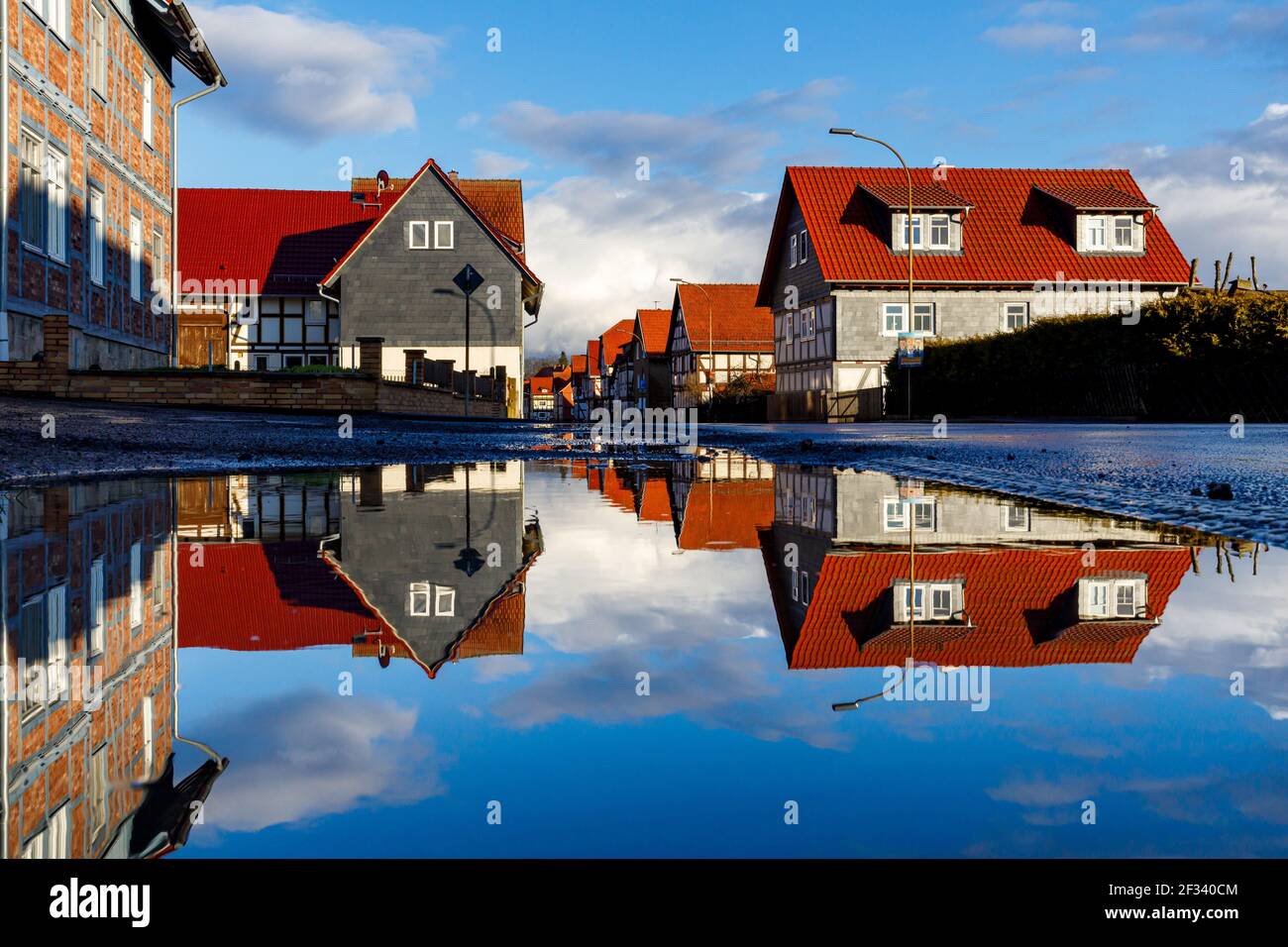 Spiegelung von Häusern in Herleshausen in Hessen Stockfoto