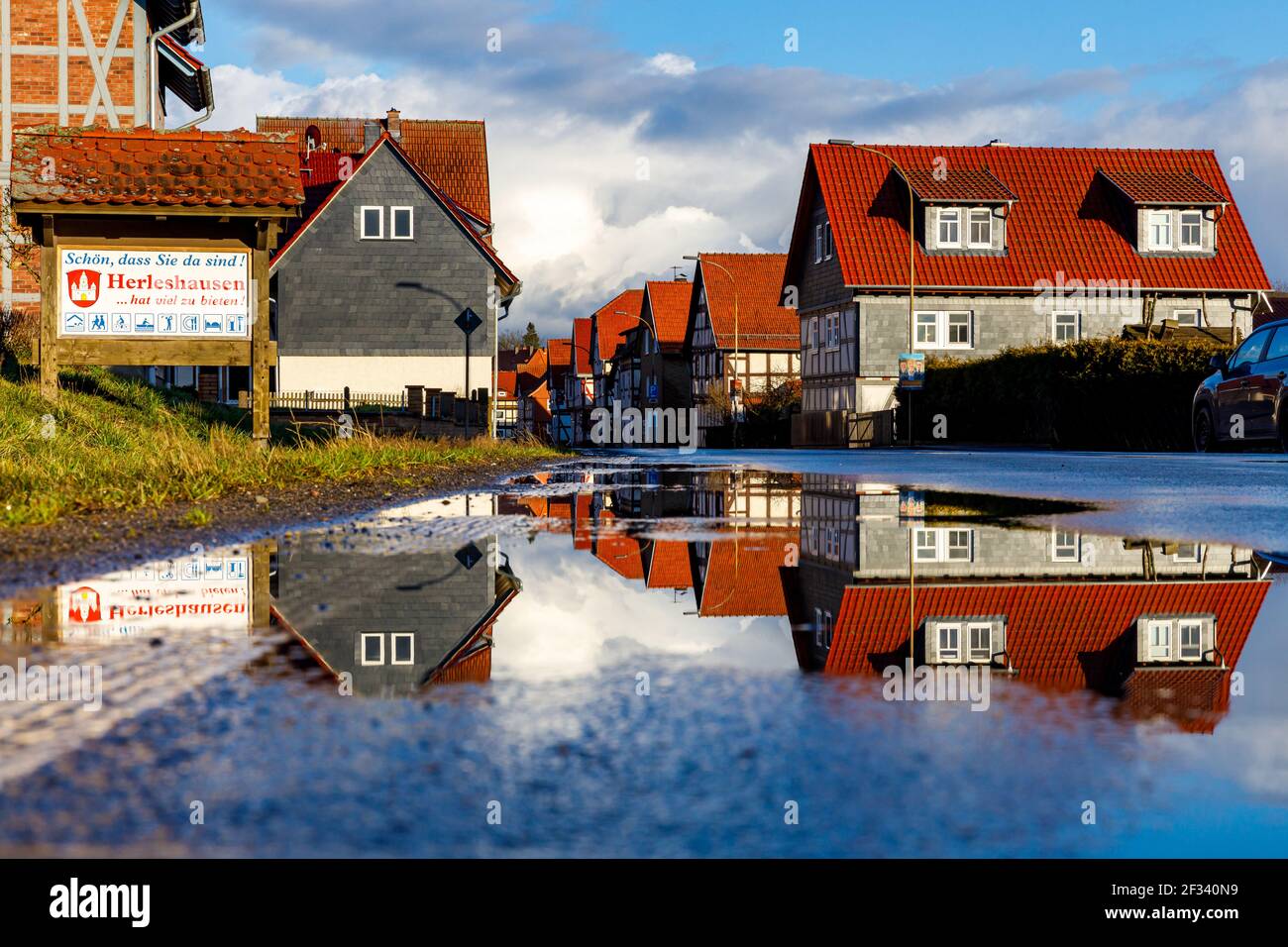 Spiegelung von Häusern in Herleshausen in Hessen Stockfoto