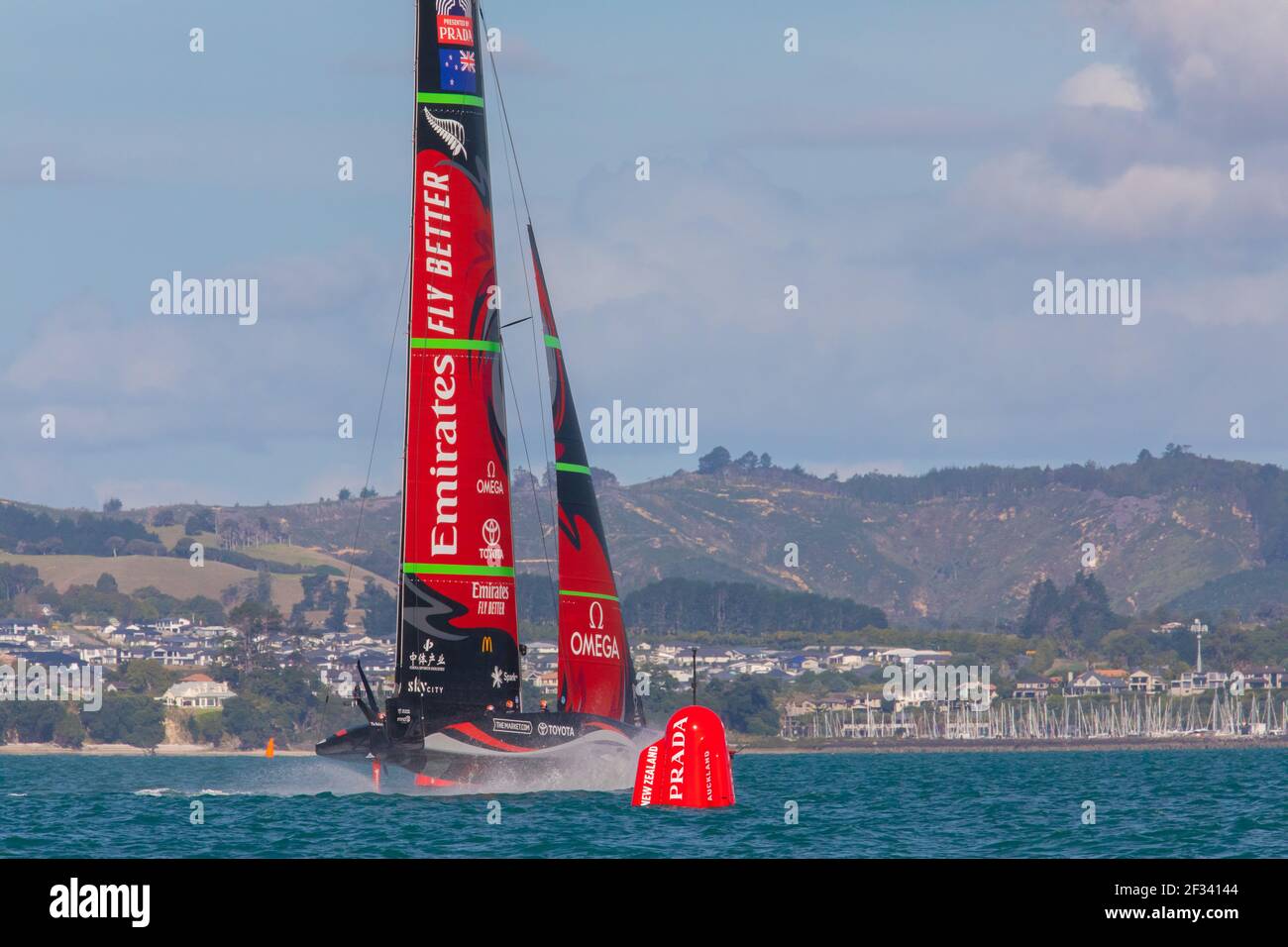 Auckland, Neuseeland. März 2021, 15th. Der America’s Cup 36th, präsentiert von PRADA, Race Seven, Emirates Team New Zealand (NZ) über die Ziellinie, um Race Seven zu gewinnen. Auckland, Neuseeland. 15th. März 2021. Kredit - Neil Farrin/Alamy Live Nachrichten Stockfoto