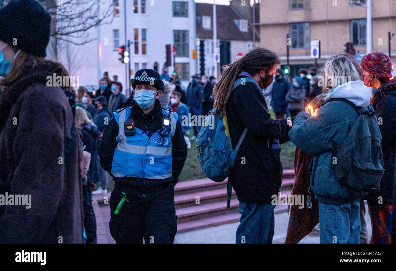 Brighton UK 13th March 2021 - EIN Polizeibeamter bei der Kerzenlichtmahnwache für das Mordopfer Sarah Everard heute Abend in Brighton. Rückforderung dieser Straßen Demonstranten versammelten sich in Brighton's Valley Gardens, um an der Mahnwache teilzunehmen, bevor die Polizei begann, sie nach etwa einer halben Stunde zu bewegen: Kredit Simon Dack / Alamy Live News Stockfoto