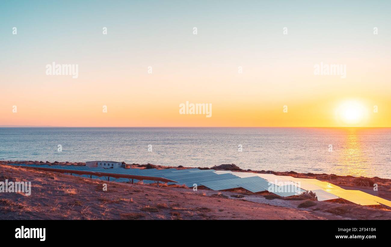 Solarpanel-Farm bei Sonnenuntergang in South Australia Stockfoto