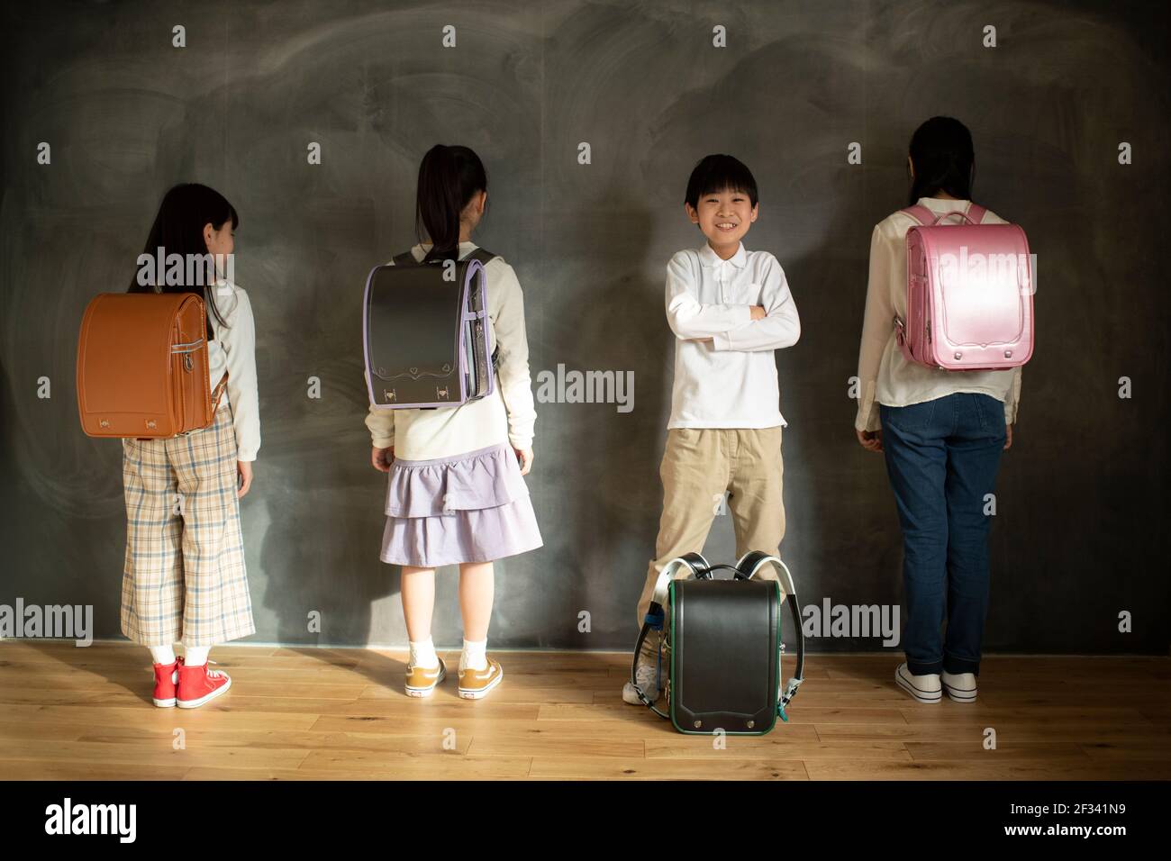 Grundschüler stehen in der Reihe Stockfoto