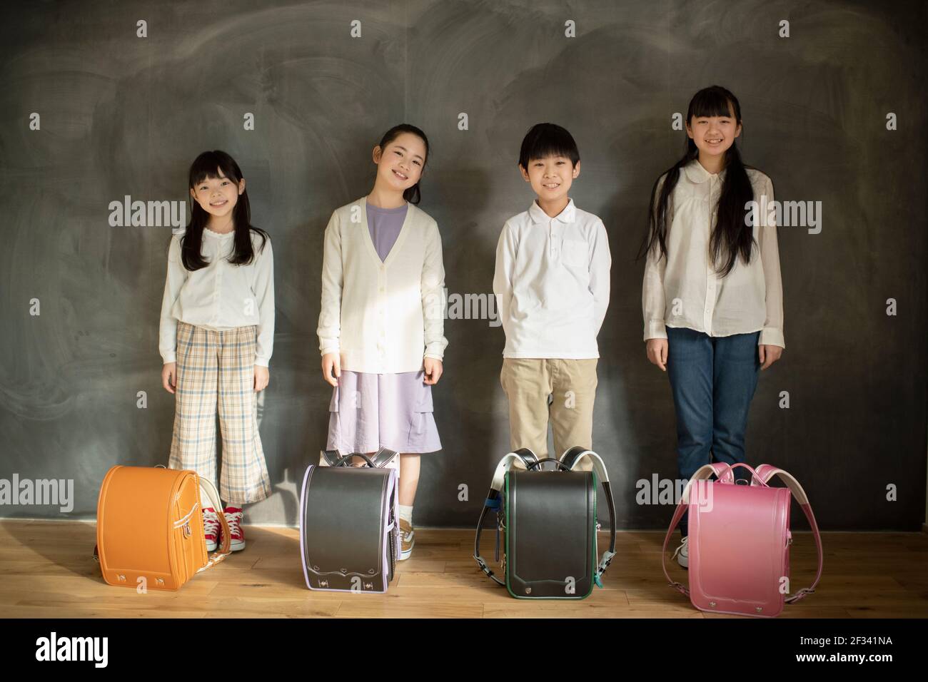 Grundschüler stehen in der Reihe Stockfoto