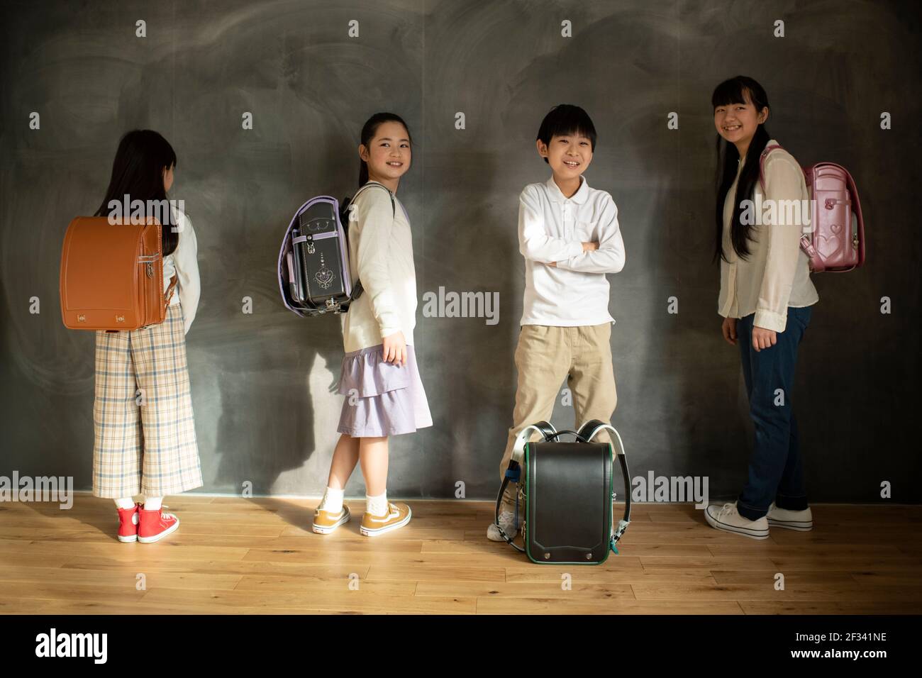 Grundschüler stehen in der Reihe Stockfoto