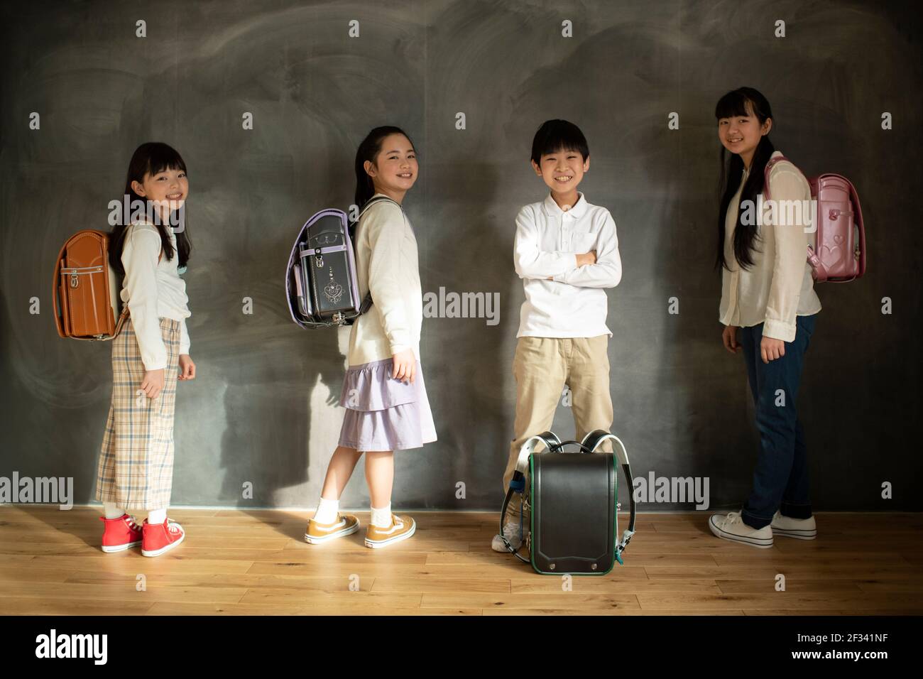 Grundschüler stehen in der Reihe Stockfoto