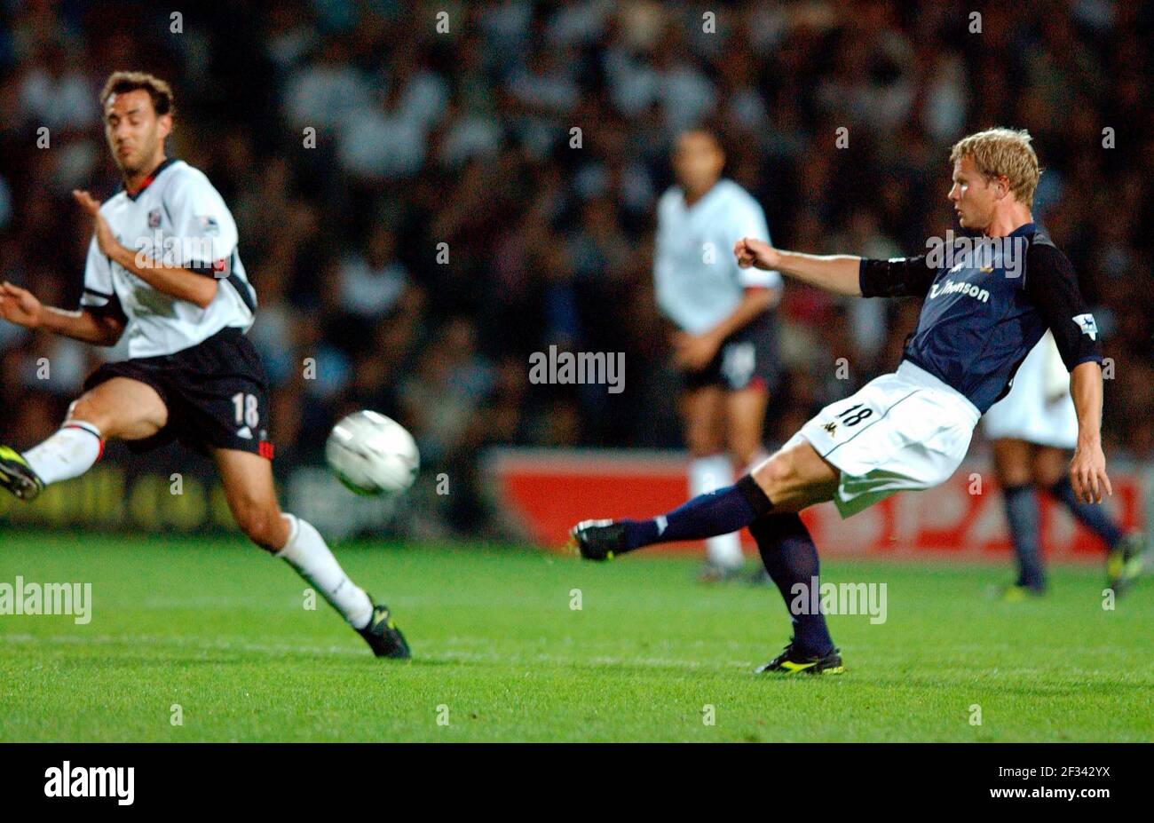 FULHAM V SPORN BEI QPR 11/9/2002 BEN THATCHER UND LEGWINSKI STELLEN DAVID ASHDOWN VOR. Stockfoto