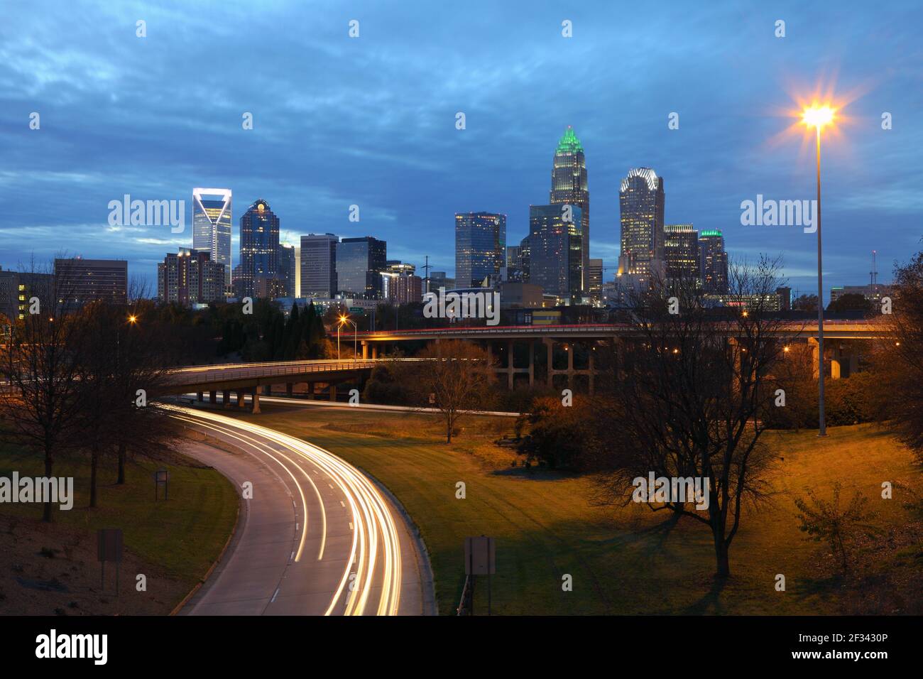 Geographie / Reisen, USA, North Carolina, Charlotte, Skyline von Charlotte in der Dämmerung, Charlotte, North, Additional-Rights-Clearance-Info-not-available Stockfoto