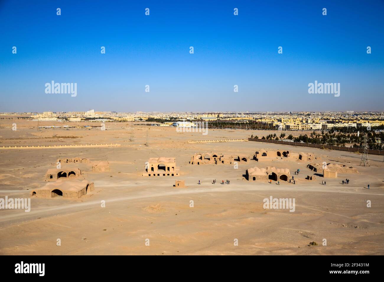 Yazd, Iran - 5. Dezember 2015: Zoroastrische Grabstätte am Rande der Stadt Yazd im Iran Stockfoto