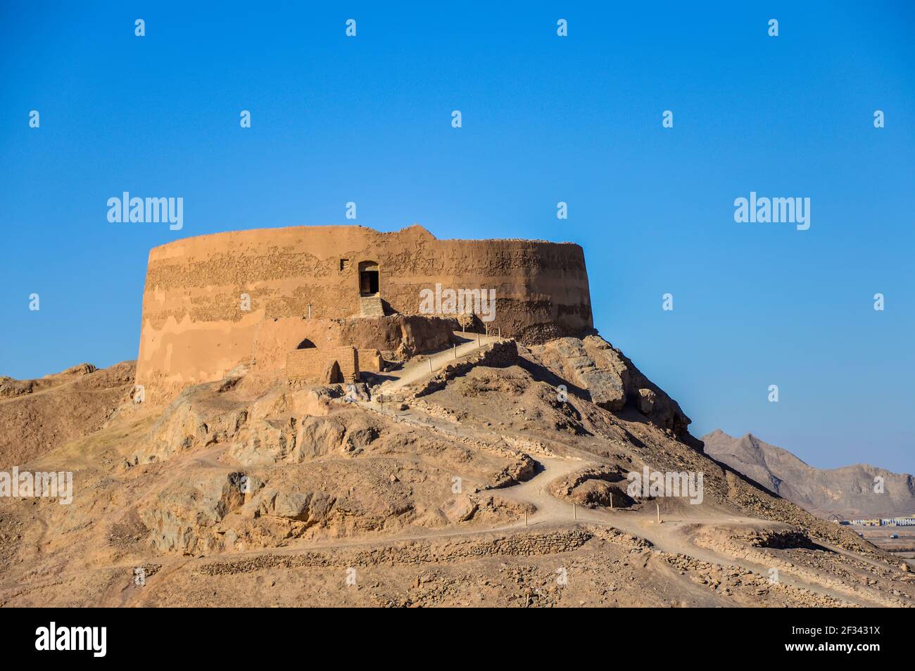 Yazd, Iran - 5. Dezember 2015: Dakhme, oder ein Turm der Stille, traditionelle zoroastrische Grabstätten in Yazd, Iran Stockfoto