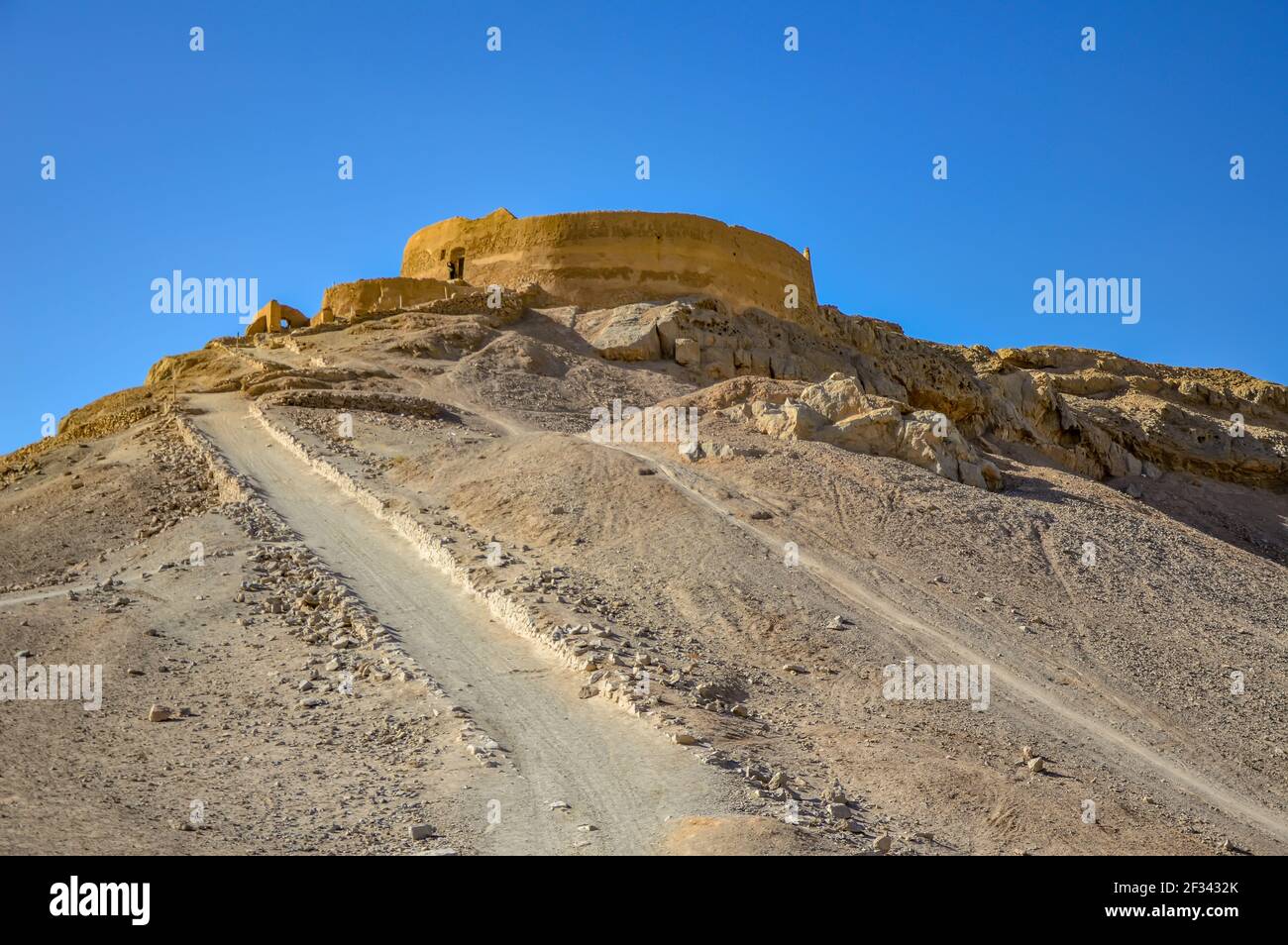 Yazd, Iran - 5. Dezember 2015: Alte Grabstätte der Zoroastrer namens Dakhme, am Stadtrand von Yazd im Iran gelegen Stockfoto