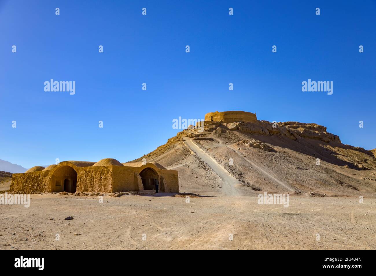 Yazd, Iran - 5. Dezember 2015: Alte Grabstätten der Zoroastrer im Iran. Sie werden Turm der Stille genannt. Stockfoto