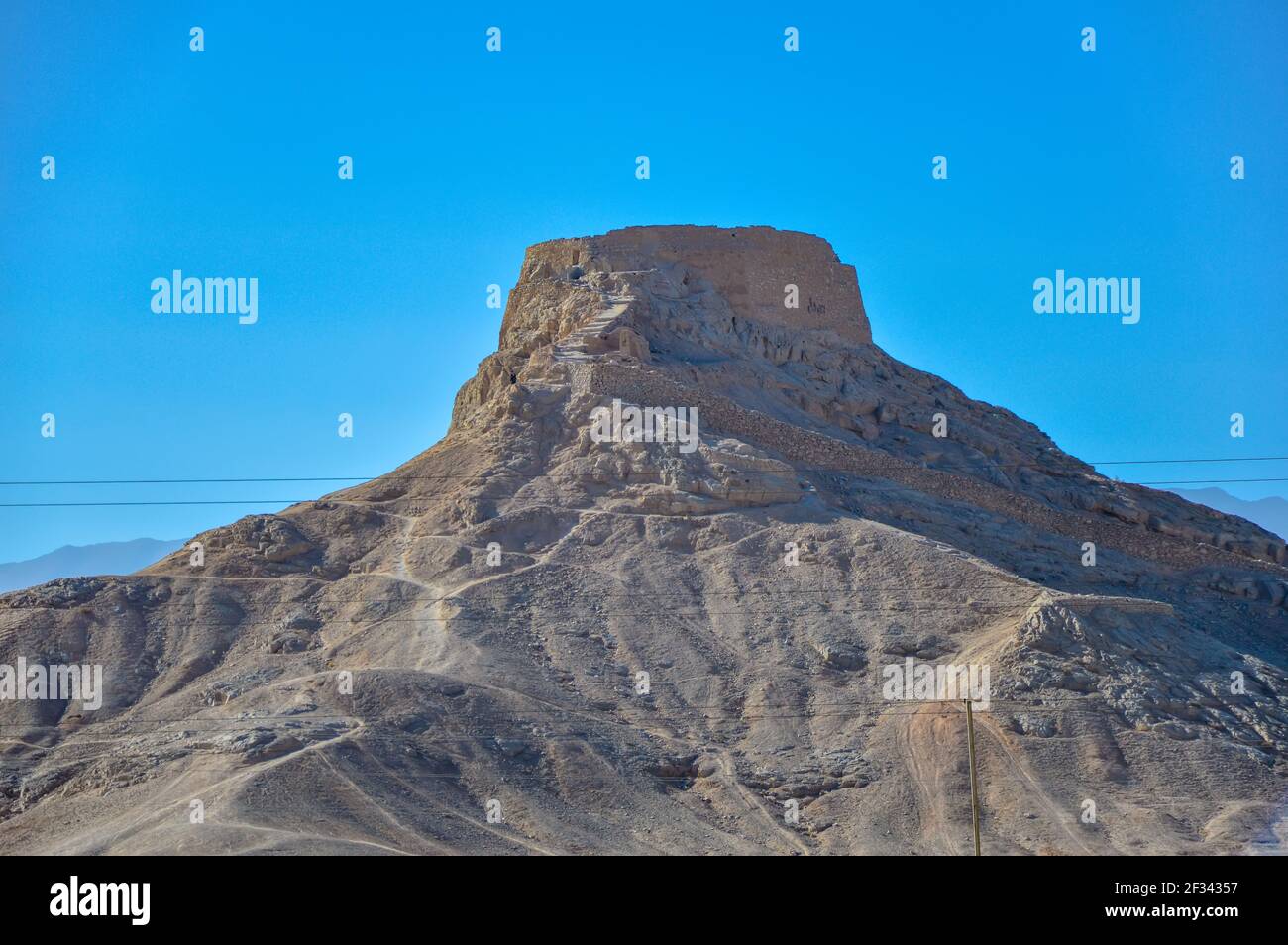 Yazd, Iran - 5. Dezember 2015: Dakhme, oder ein Turm der Stille, Begräbnisstätte der Zoroastrer des alten Persien, außerhalb der Stadt Yazd im Iran gelegen Stockfoto