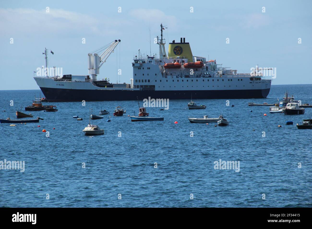 ST. HELENA - 7. OKTOBER 2015: Das RMS St. Helena in James Bay in St. Helena nach einer seiner letzten Reisen zur Insel im Atlantischen Ozean Stockfoto