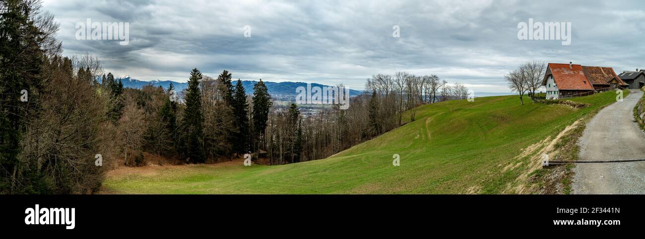 Panoramablick von Dornbirn Fluh über das Rheintal nach Säntis und den Churfirsten. Der Winter kommt zurück mit dunklen Wolken voller Schnee. Vorarlberg Stockfoto