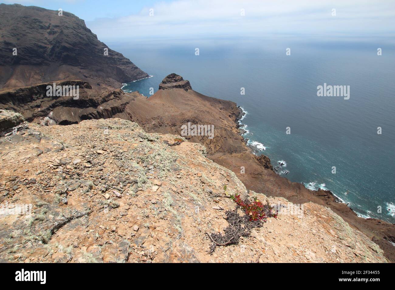 Die zerklüftete Küste von St. Helena in der wohlhabenden Bay Plain In der Nähe des internationalen Flughafens St. Helena Stockfoto