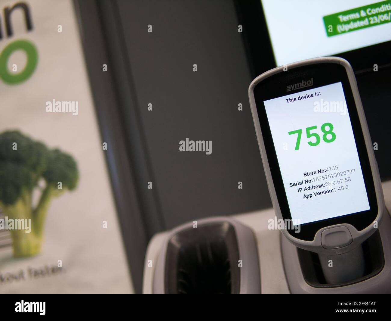 Ein Barcode-Scanner in einem Spender in einem ASDA-Geschäft in Großbritannien. Das Gerät kann von einem Kunden verwendet werden, um die Produkte selbst zu scannen, die er kaufen möchte Stockfoto