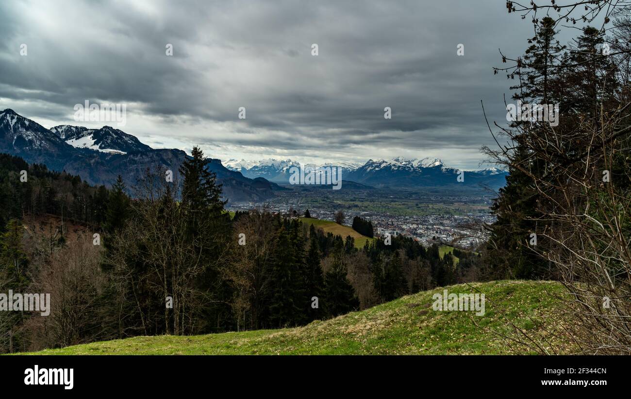 Blick von Dornbirn Fluh über das Rheintal auf die Schweizer Berge und den Säntis. Dunkle Regenwolken geben eine interessante Stimmung. Gewitterstimmung Himmel Stockfoto