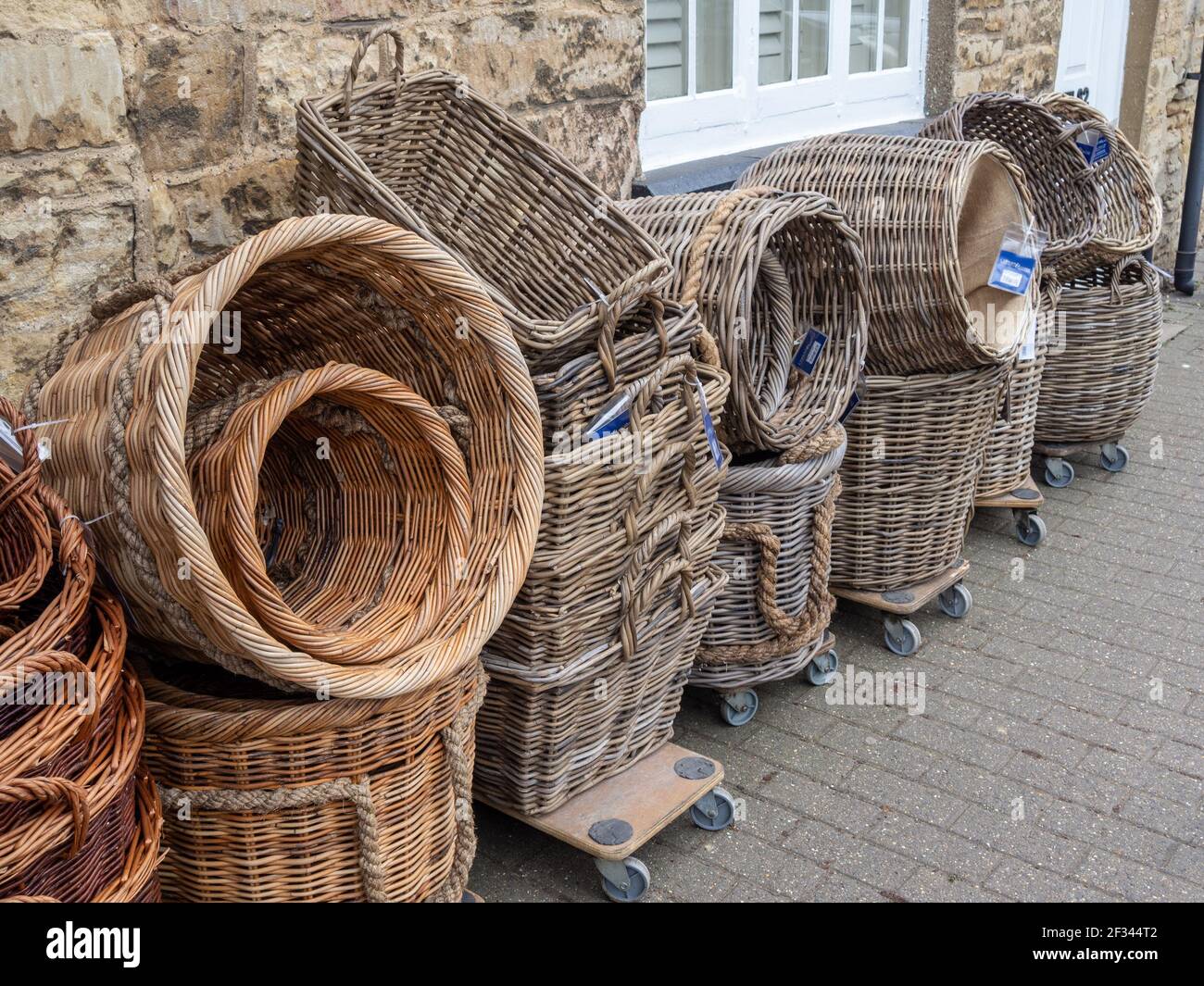Korbkörbe zum Verkauf außerhalb eines Baumarkt, Olney, Buckinghamshire,  Großbritannien Stockfotografie - Alamy