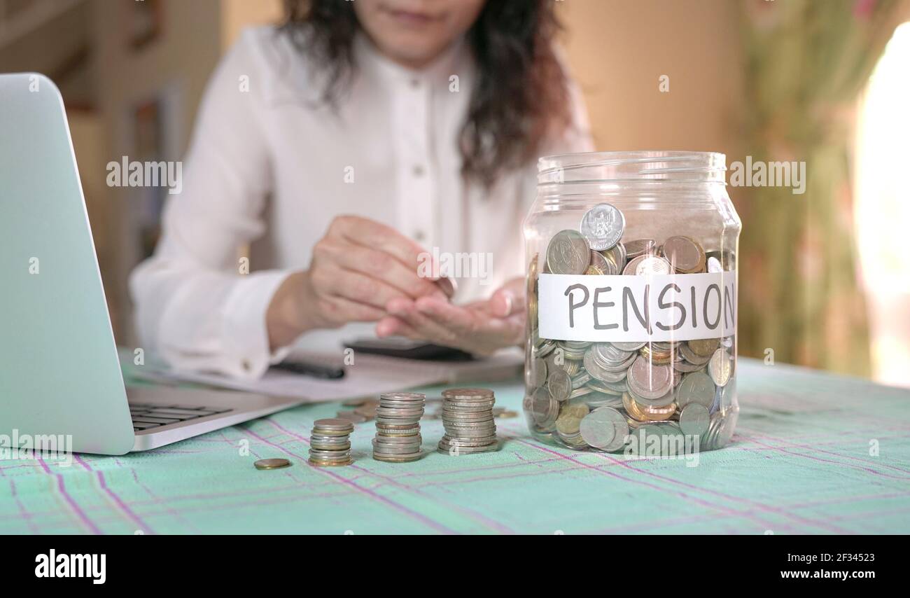 Sparschwein mit Worten, Pension. Frau, die Geld im Hintergrund zählt. Konzept für Ruhestand oder Ersparnisse. Stockfoto