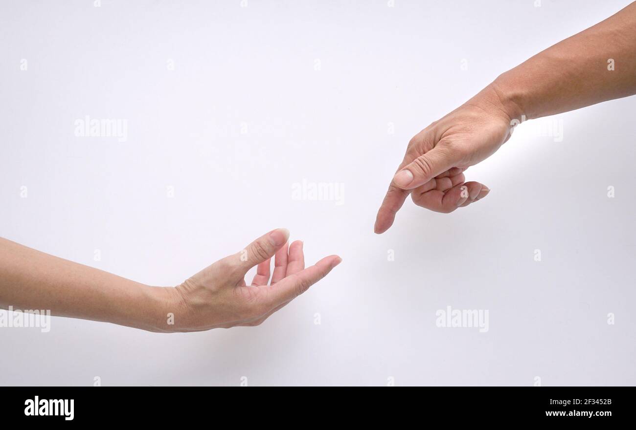 Männliche und weibliche Hände, die sich gegenseitig erreichen, Erschaffung des adam-Zeichens. Isoliert auf weißem Hintergrund. Konzept der Verbindung und der menschlichen Beziehungen. Stockfoto