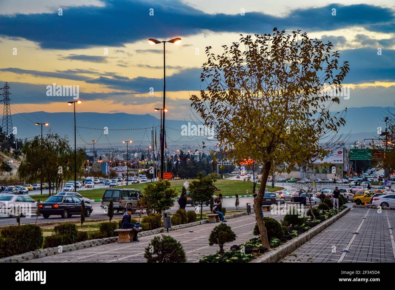 Shiraz, Iran - 14. Dezember 2015: Sonnenuntergang in der Stadt Shiraz im Iran Stockfoto