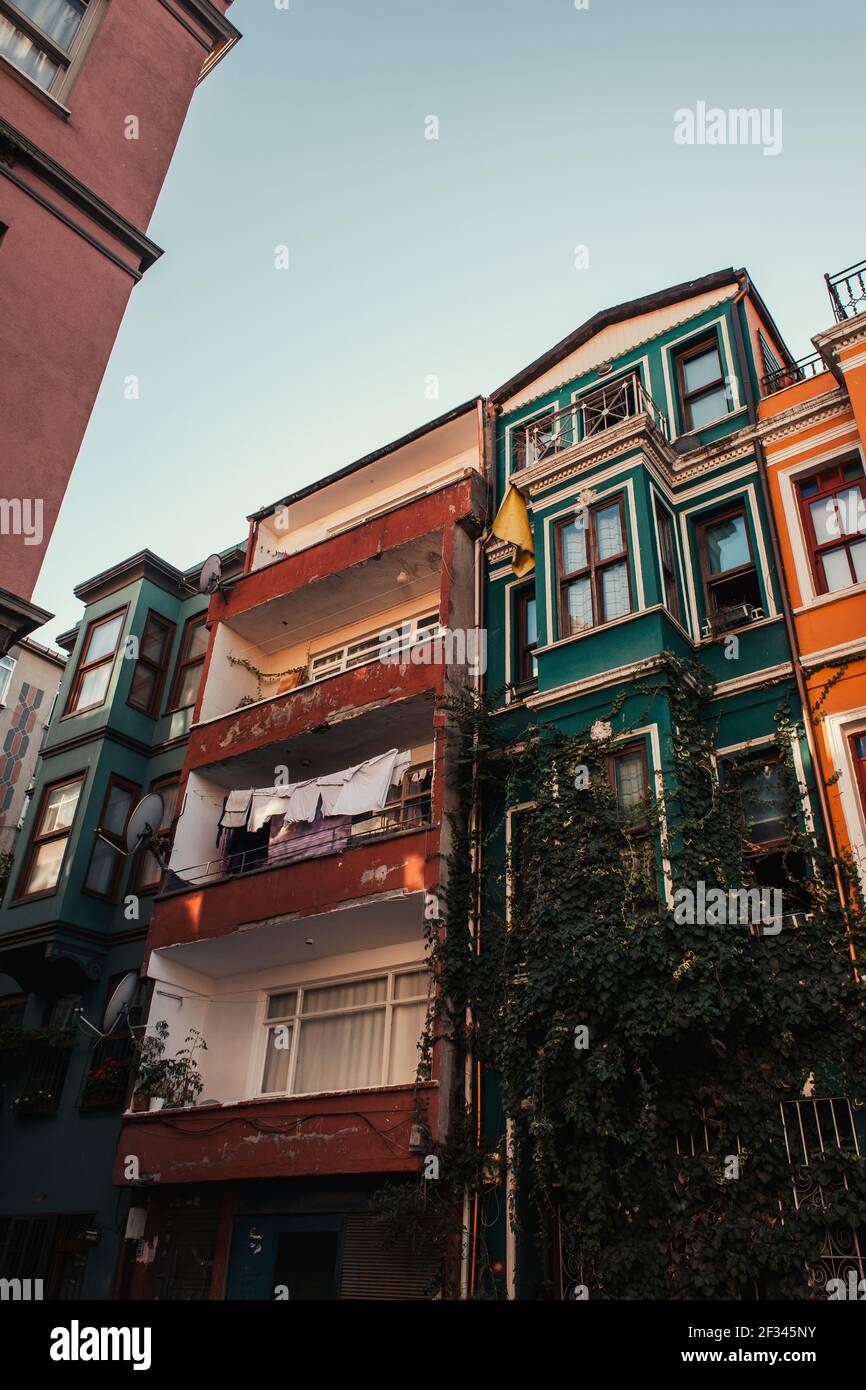 Alte Gebäude mit grünem Efeu und Waschküche auf Balkonen im jüdischen Viertel, Istanbul, Türkei Stockfoto