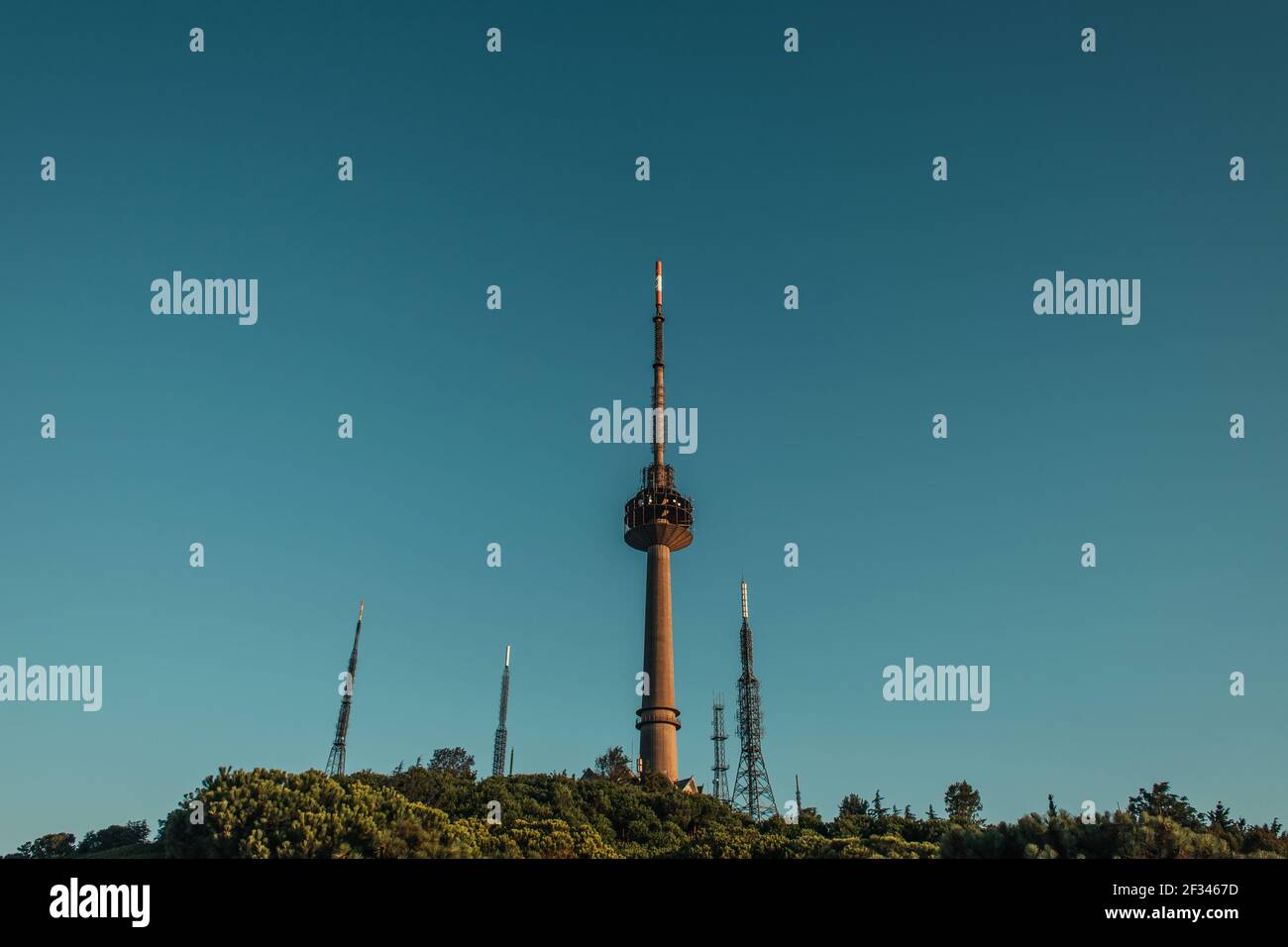 Blauer Himmel über Radio- und fernsehtürmen Stockfoto