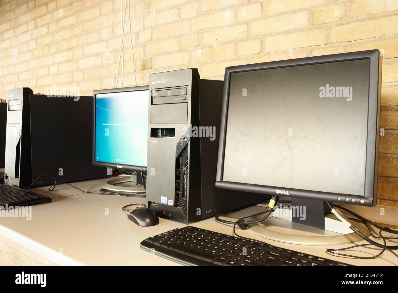 Computertisch mit Maus und Tastatur für Schüler zum Lernen Stockfoto