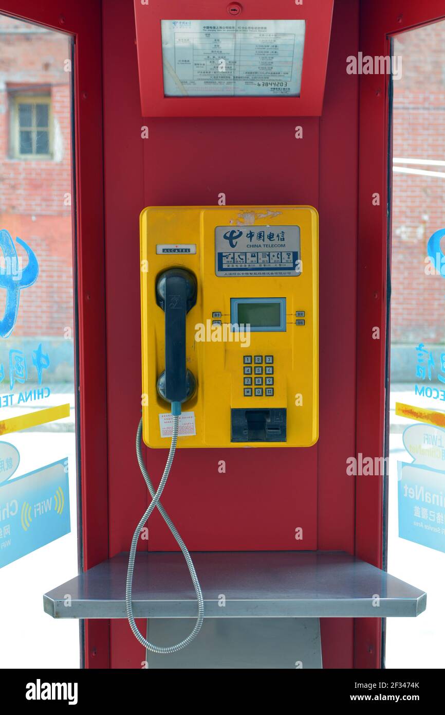 China Telecom öffentlichen Telefonkasten auf einer Straße in shanghai, China. Wahrscheinlich redundant, da die meisten Chinesen mindestens 2 Mobiltelefone besitzen. Stockfoto