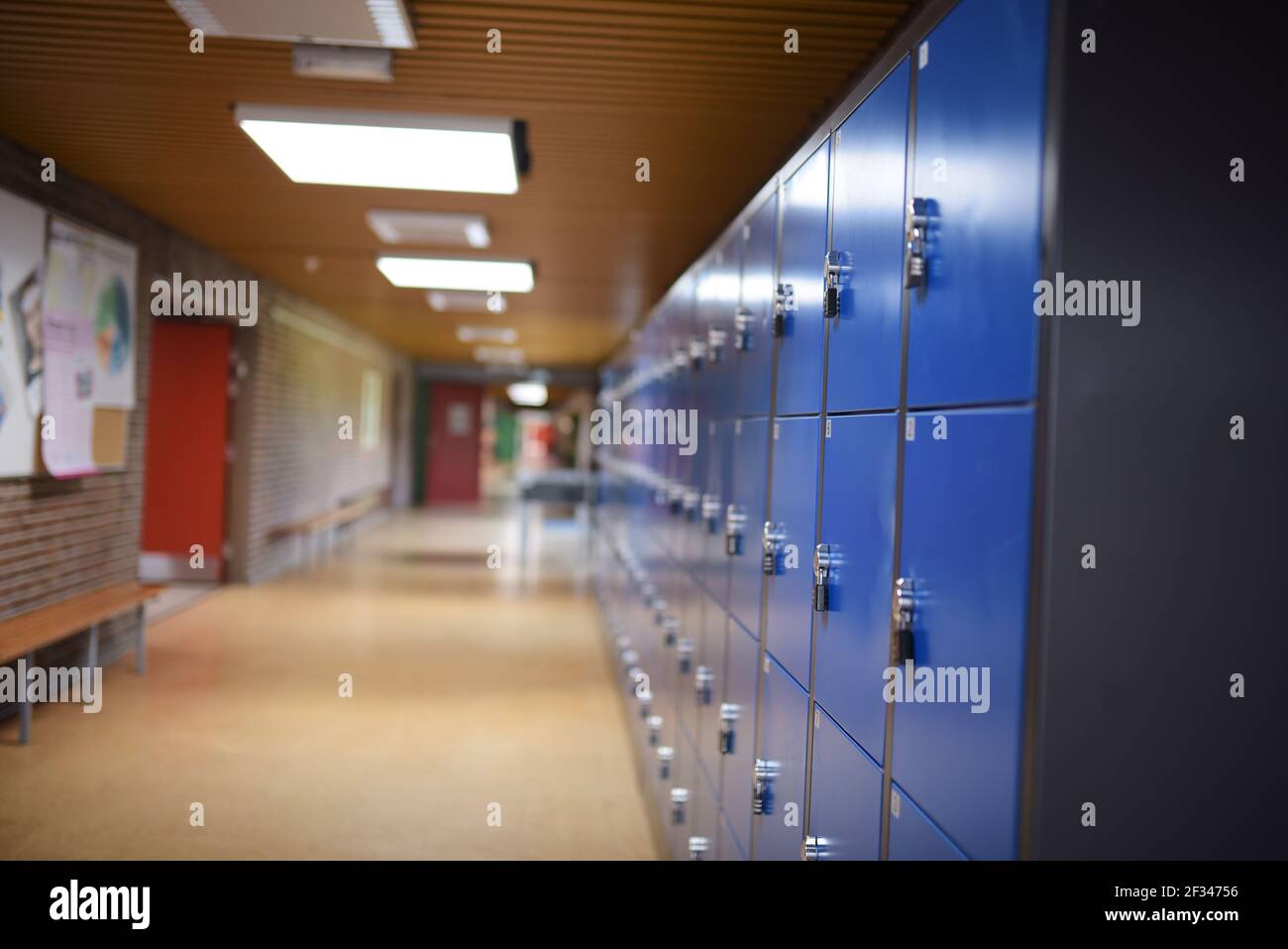 Blaue Schließfächer im leeren Schulflur Stockfoto