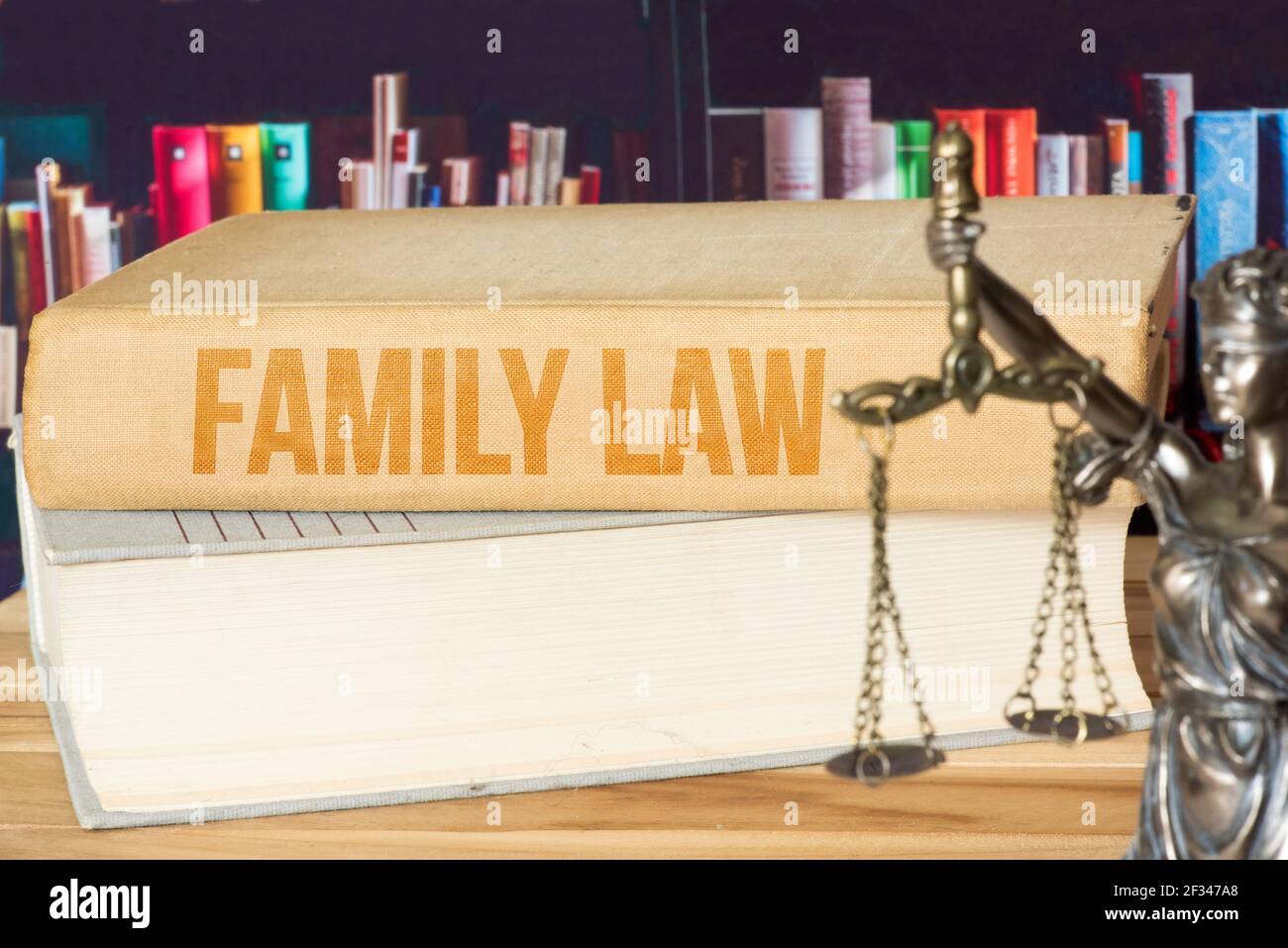 Justitia und Buch Familienrecht Stockfoto